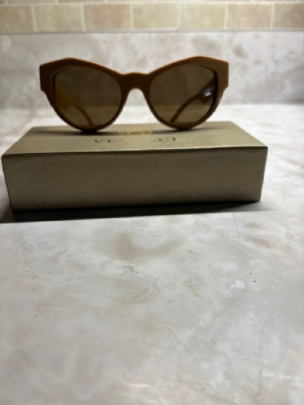 NEW : Versace VE 4253 5074/73 Sunglasses Tan Brown with Gold Logo With Case